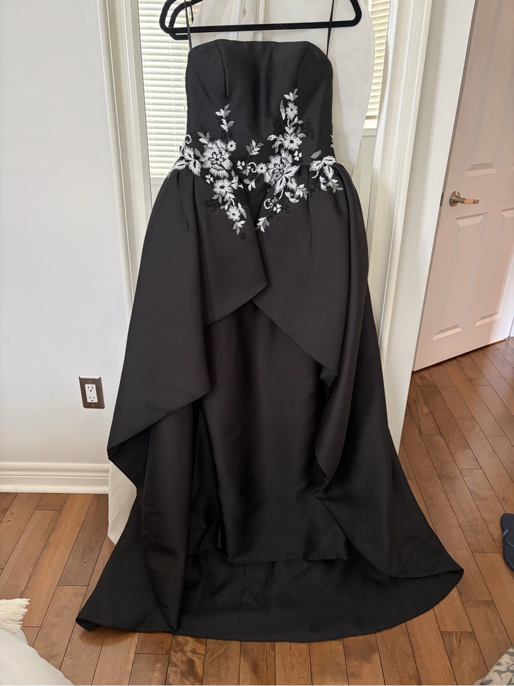 Sherri Hill Black Strapless Gown with White Floral Embroidery size small 4-6